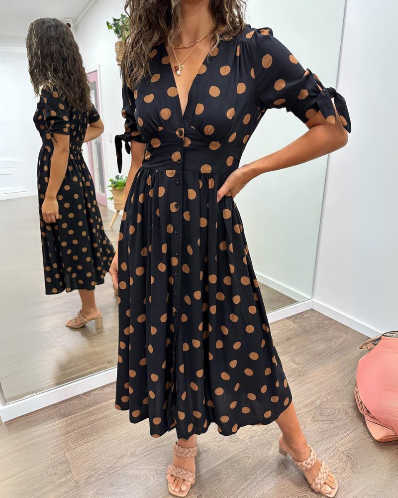 Jurk van zachte stof met stippen en comfortabele, uitlopende pasvorm