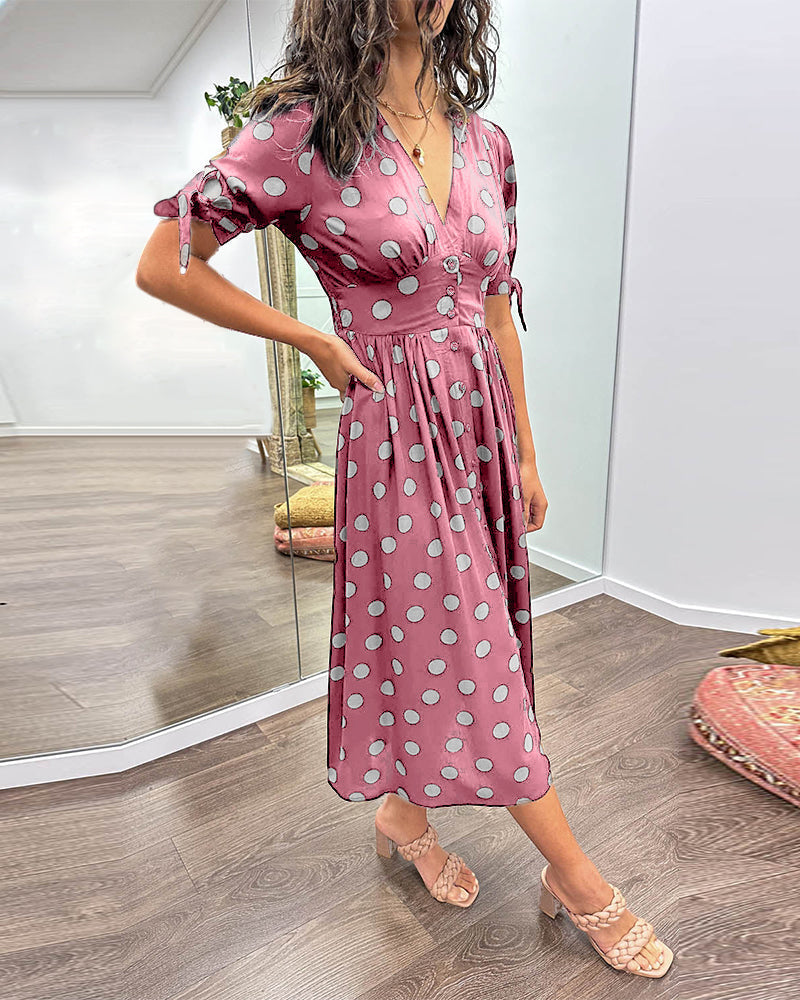 Jurk van zachte stof met stippen en comfortabele, uitlopende pasvorm