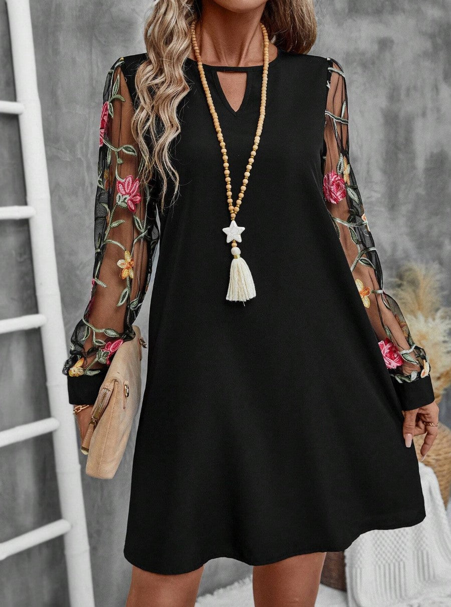 Elegante jurk van ademende stof met V-hals en comfortabele pasvorm