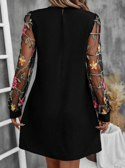 Elegante jurk van ademende stof met V-hals en comfortabele pasvorm