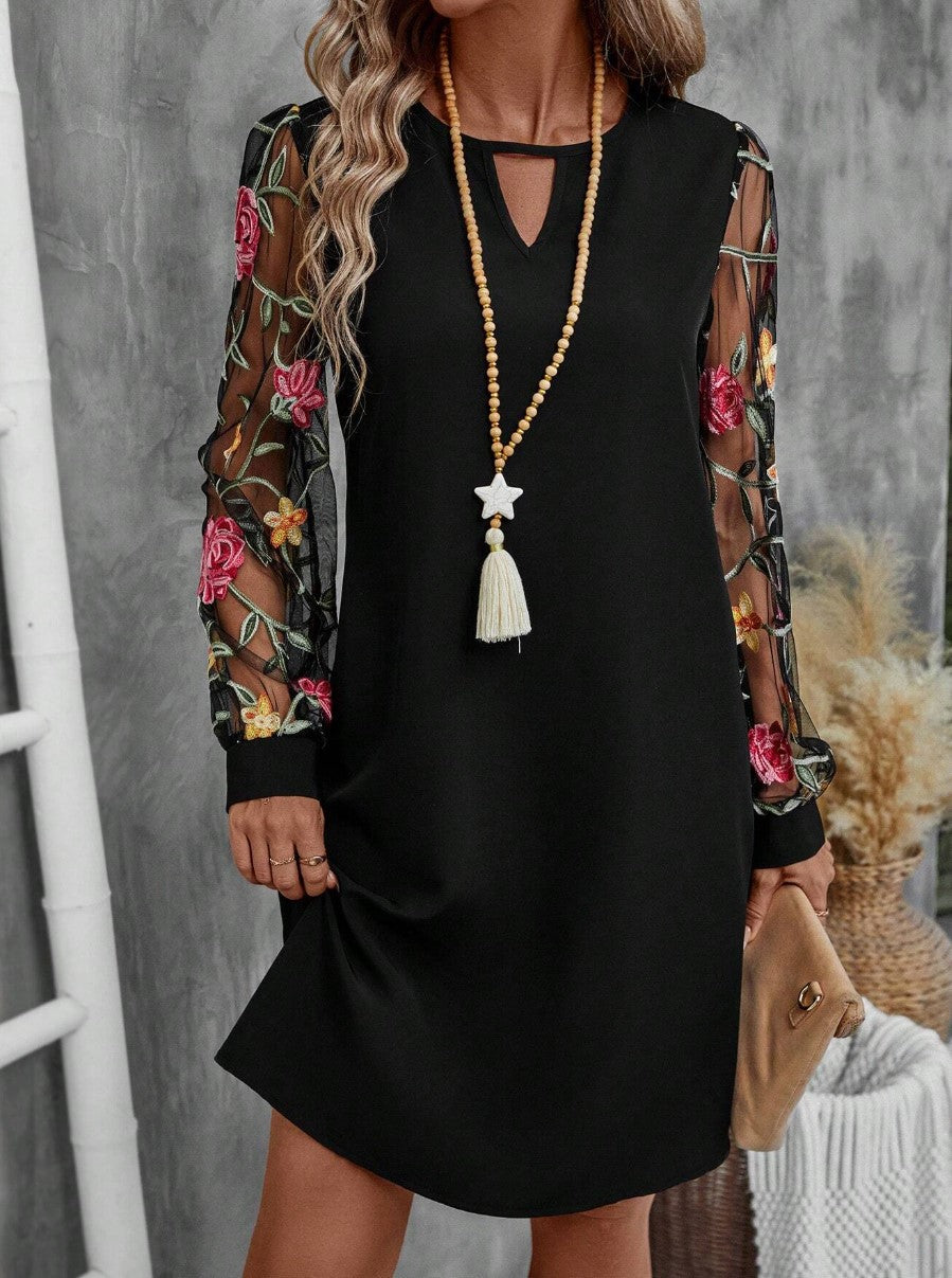 Elegante jurk van ademende stof met V-hals en comfortabele pasvorm