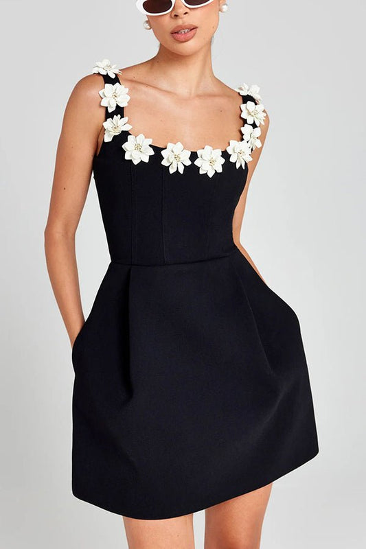 Cindy | Feminiene Mini Jurk met Bloemapplicaties